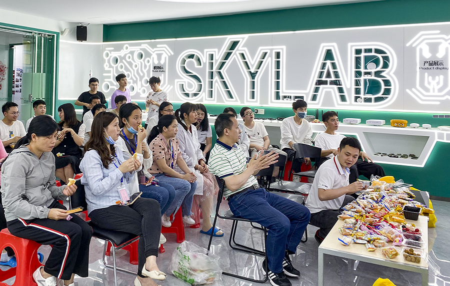 SKYLAB 2022年第一季度生日会_展厅划船，我们都是老船长